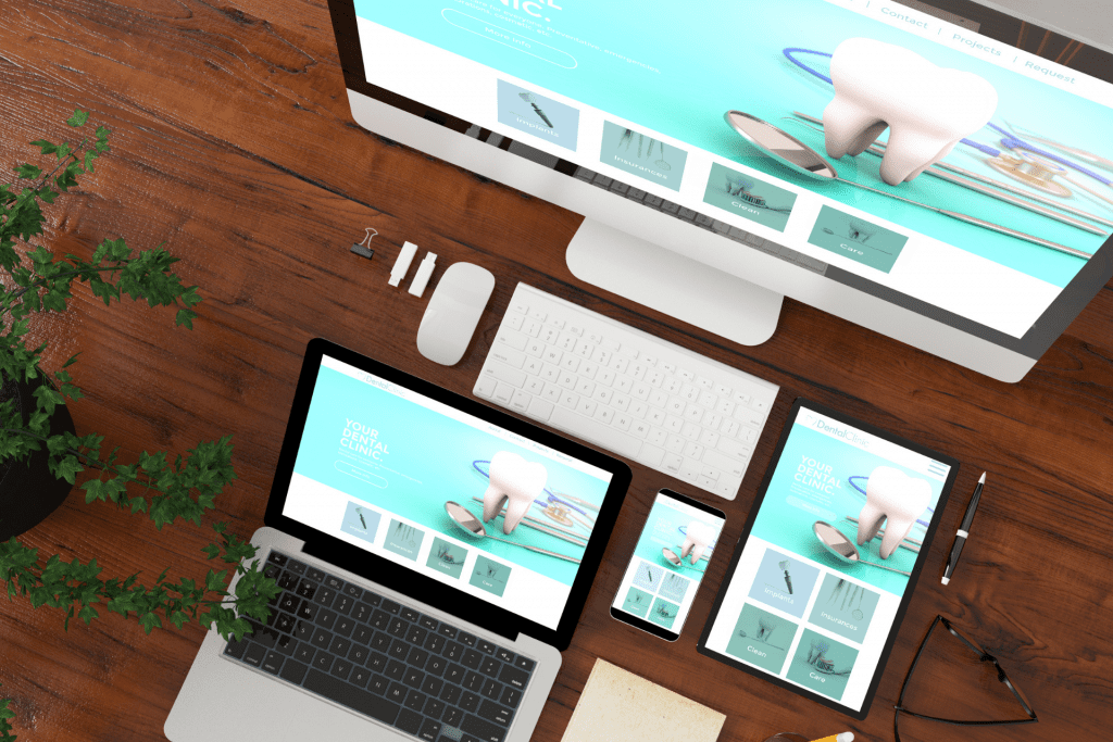 Imagen de la pantalla de un ordenador, laptop, móvil y tablet con una página web de diseño minimalista.