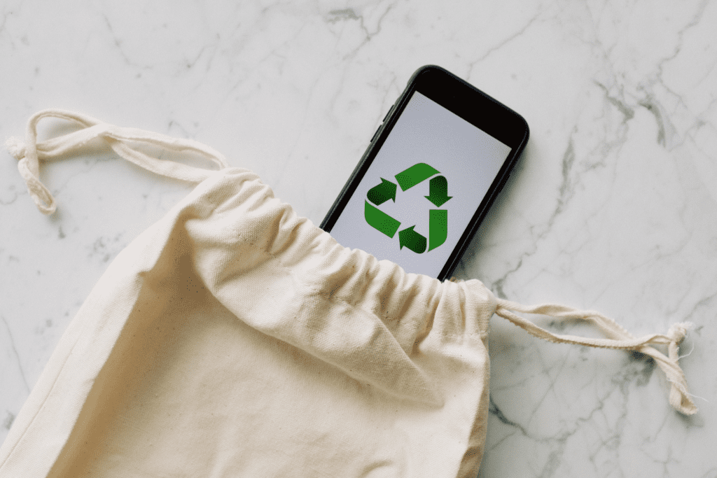 Imagen de teléfono móvil con el símbolo de reciclar, reutilizar, reducir.